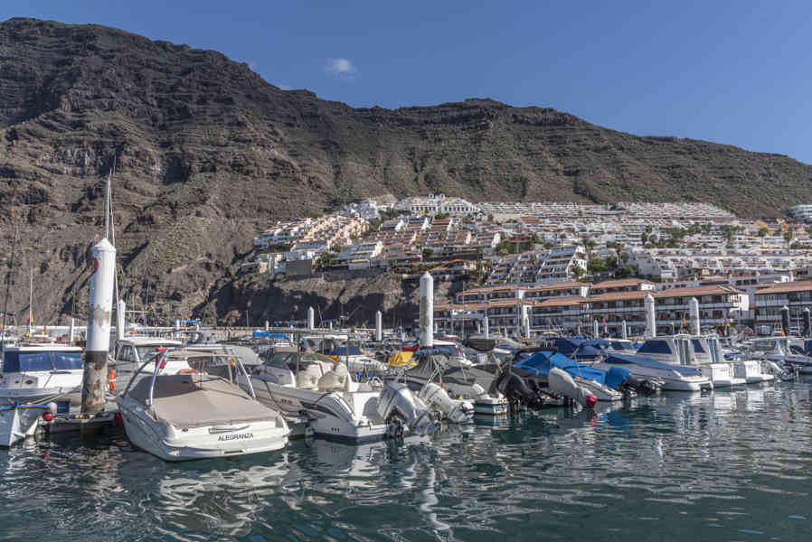 Tenerife 282 - Los Gigantes - puerto deportivo Los Gigantes.jpg